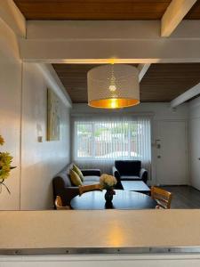 Zona de estar de New 2BR 1Bath w/ Free Parking & Laundry near University of Berkeley