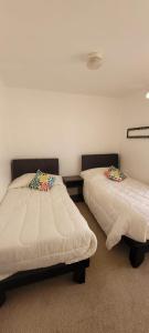 Habitación con 2 camas en una habitación en Departamento, en Copiapó