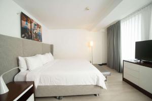 a hotel room with a bed and a flat screen tv at Radisson Hotel Decapolis Miraflores in Lima