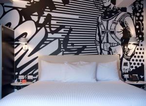 1 dormitorio con 1 cama con pared en blanco y negro en Radisson RED Miraflores, en Lima