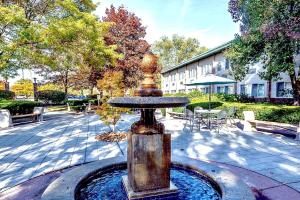 a fountain in the middle of a courtyard at Radisson Hotel Providence Airport in Warwick