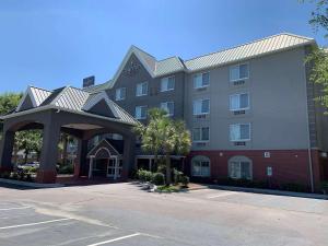 un hotel con un estacionamiento delante de él en Country Inn & Suites By Radisson, Charleston North, SC en Charleston