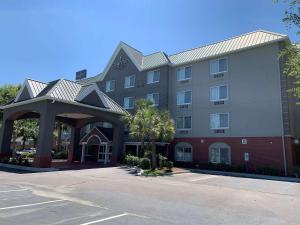 un hotel con un estacionamiento delante de él en Country Inn & Suites By Radisson, Charleston North, SC, en Charleston