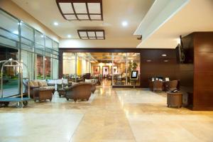 een lobby met banken en stoelen in een gebouw bij Radisson Colon 2,000 Hotel & Casino in Colón