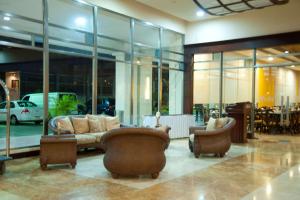 sala de estar con sofá y 2 sillas en Radisson Colon 2,000 Hotel & Casino, en Colón