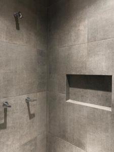 La salle de bains est pourvue d'une douche avec deux robinets. dans l'établissement Hotel Blanco Pachuca, à Pachuca