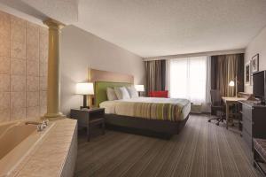 Krevet ili kreveti u jedinici u okviru objekta Country Inn & Suites by Radisson, Beaufort West, SC