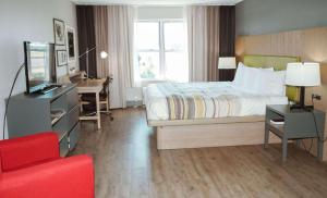 Habitación de hotel con cama y escritorio en Country Inn & Suites by Radisson, Myrtle Beach, SC en Myrtle Beach