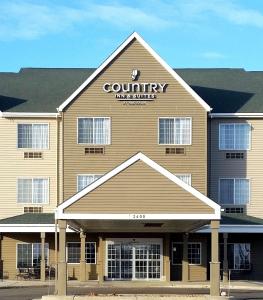 un edificio del condado con un cartel encima en Country Inn & Suites by Radisson, Watertown, SD, en Watertown