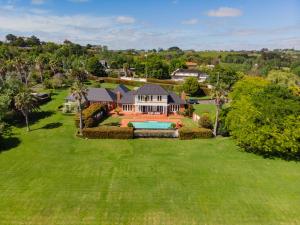 eine Luftansicht eines Hauses mit einem großen Hof in der Unterkunft Experience luxury at its finest in Whitford in Whitford