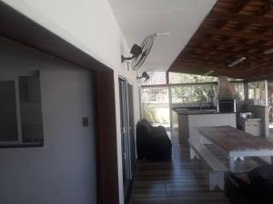 een woonkamer met een tafel en een eetkamer bij Sobrado com piscina e campinho! in Boa Vista