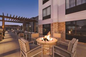 a fire pit on the patio of a restaurant at Country Inn & Suites by Radisson, Sevierville Kodak, TN in Kodak