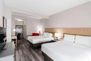 Country Inn & Suites by Radisson, Wolfchase-Memphis, TN客房内的一张或多张床位