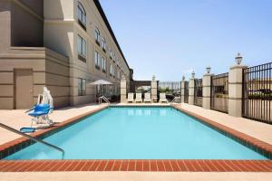 Country Inn & Suites by Radisson, Wolfchase-Memphis, TN内部或周边的泳池
