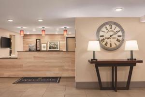 Country Inn & Suites by Radisson, Pigeon Forge South, TN的电视和/或娱乐中心