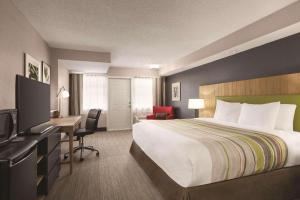 Country Inn & Suites by Radisson, Pigeon Forge South, TN客房内的一张或多张床位