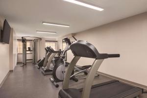 Country Inn & Suites by Radisson, Pigeon Forge South, TN的健身中心和/或健身设施