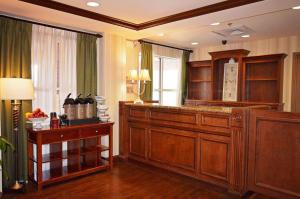 Country Inn & Suites by Radisson, Knoxville at Cedar Bluff, TN في نوكسفيل: غرفة مع خزانة خشبية كبيرة وساعة
