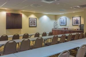 Country Inn & Suites by Radisson, Knoxville at Cedar Bluff, TN في نوكسفيل: قاعة المؤتمرات مع طاولة وكراسي طويلة