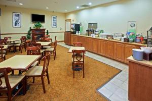 un restaurante con mesas, sillas y una barra en Country Inn & Suites by Radisson, Knoxville West, TN, en Knoxville