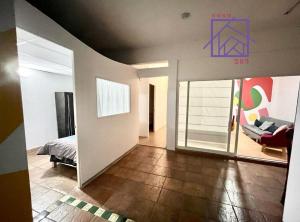 ein Zimmer mit einem Wohnzimmer mit einem Bett und einem Sofa in der Unterkunft Casa 205 in Tlaxcala de Xicohténcatl
