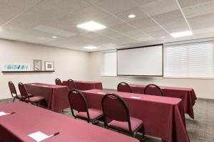 Verslo zona ir (arba) konferencijų salė apgyvendinimo įstaigoje Country Inn & Suites by Radisson, Fort Worth West l-30 NAS JRB