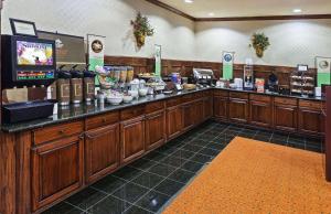 una linea a buffet in un ristorante con cibo in esposizione di Country Inn & Suites by Radisson, Amarillo I-40 West, TX ad Amarillo