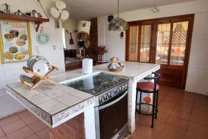 uma cozinha com um fogão e uma bancada em Casa de campo Villa Siles em Pucusana