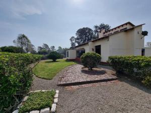 uma casa com um passadiço de pedra ao lado de um edifício em Casa de campo Villa Siles em Pucusana