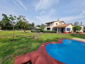 普庫薩納區的住宿－Casa de campo Villa Siles，庭院中带游泳池的房子