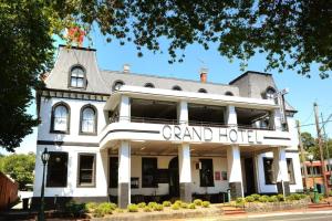 un gran edificio blanco con un gran hotel en Grand Hotel Healesville, en Healesville