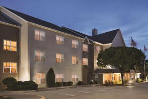 ルイスビルにあるCountry Inn & Suites by Radisson, Lewisville, TXの建物付きホテル