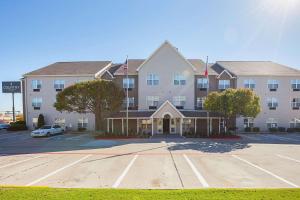 un gran edificio con un estacionamiento delante de él en Country Inn & Suites by Radisson, Lewisville, TX, en Lewisville