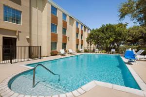 une grande piscine en face d'un bâtiment dans l'établissement Country Inn & Suites by Radisson, San Antonio Medical Center, TX, à San Antonio