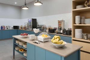 una cocina con tazones de fruta en una barra en Country Inn & Suites by Radisson, Katy (Houston West), TX en Katy