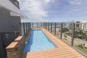 a swimming pool on the balcony of a building at Apartamento en Edificio Chronos in Punta del Este