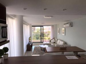 a living room with a couch and a table at Apartamento en Edificio Chronos in Punta del Este