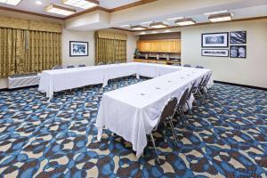 Country Inn & Suites by Radisson, Lubbock, TX في لوبوك: قاعة المؤتمرات مع طاولة وكراسي طويلة