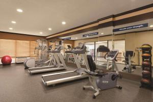 un gimnasio con varias cintas de correr y máquinas cardiovasculares en Country Inn & Suites by Radisson, Portland, TX en Portland