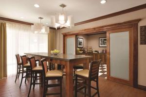 cocina y comedor con mesa y sillas en Country Inn & Suites by Radisson, Portland, TX en Portland