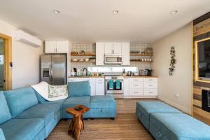絲蘭谷的住宿－The Invisible Wind Cabin- Joshua Tree Amazing View，一间带蓝色沙发的客厅和一间厨房