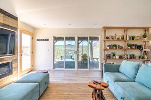 uma sala de estar com um sofá azul e uma lareira em The Invisible Wind Cabin- Joshua Tree Amazing View em Yucca Valley