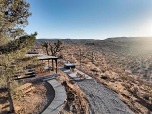 絲蘭谷的住宿－The Invisible Wind Cabin- Joshua Tree Amazing View，沙漠中带长椅和桌子的野餐区