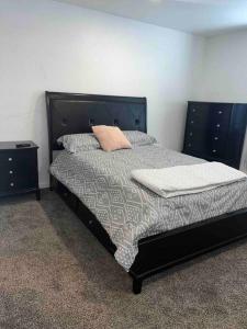 ein Schlafzimmer mit einem Bett mit einem schwarzen Rahmen und Kissen in der Unterkunft Hidden Gem in Downtown Tacoma in Tacoma