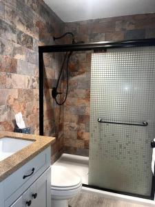 uma casa de banho com um chuveiro, um WC e um lavatório. em Hidden Gem in Downtown Tacoma em Tacoma