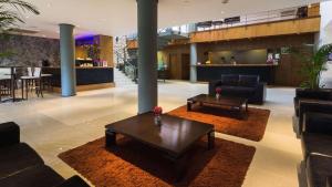 - un hall avec un canapé et une table dans un bâtiment dans l'établissement Radisson Hotel Colonia del Sacramento, à Colonia del Sacramento