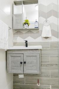 une salle de bains avec un lavabo et un miroir dans l'établissement EL Bonito II Juan Dolio DR 2 room sleeps6 1queen bed 2twin bed 1sofa bed, à Juan Dolio