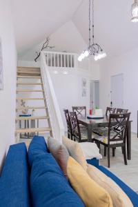 - un canapé bleu dans le salon avec un escalier dans l'établissement EL Bonito II Juan Dolio DR 2 room sleeps6 1queen bed 2twin bed 1sofa bed, à Juan Dolio