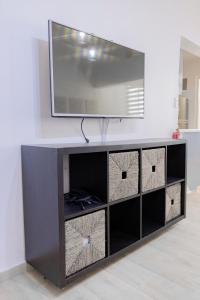 - un centre de divertissement noir avec une télévision en haut dans l'établissement EL Bonito II Juan Dolio DR 2 room sleeps6 1queen bed 2twin bed 1sofa bed, à Juan Dolio 21 autres photos