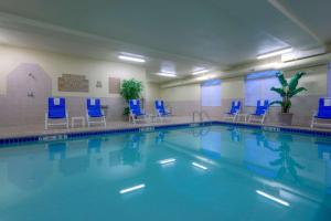 สระว่ายน้ำที่อยู่ใกล้ ๆ หรือใน Country Inn & Suites by Radisson, Emporia, VA